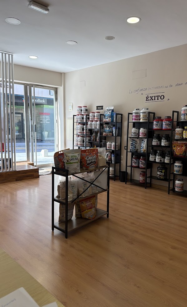 Interior de la tienda con productos