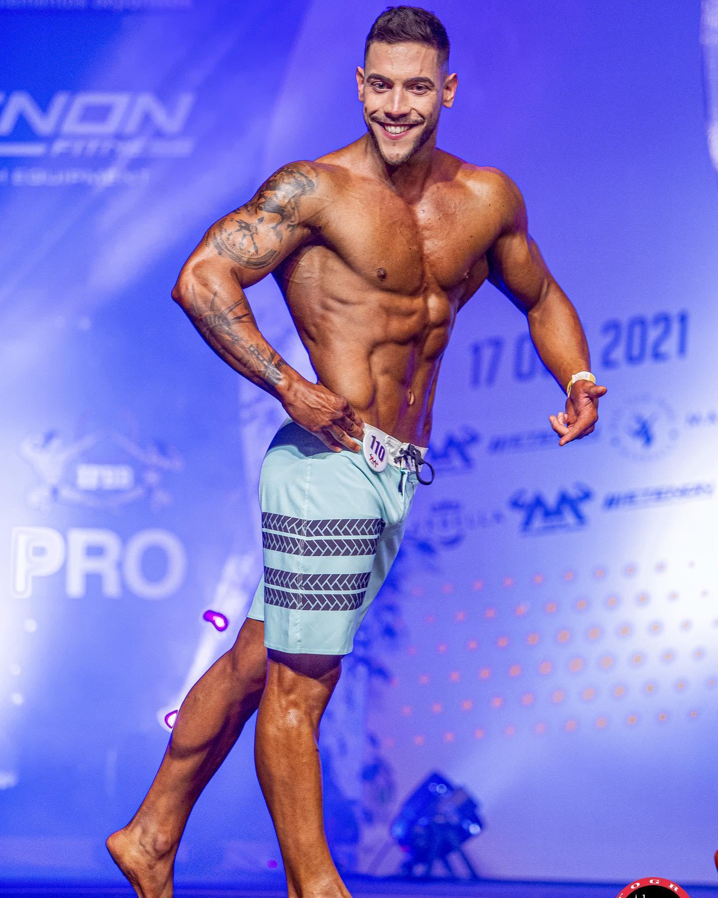 Josue pose lateral en escenario PRO